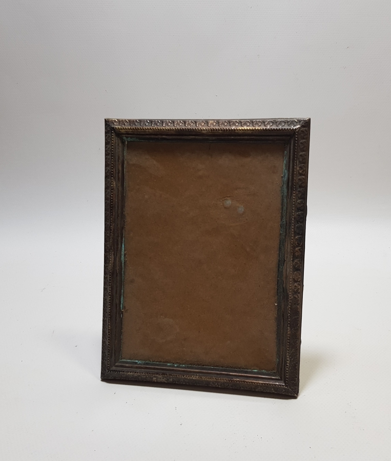 KABARTMA İŞÇİLİKLİ ANTİKA GÜMÜŞ FOTOĞRAF ÇERÇEVESİ