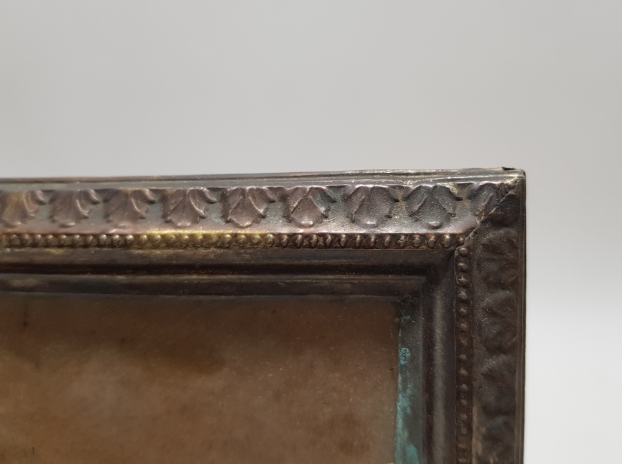 KABARTMA İŞÇİLİKLİ ANTİKA GÜMÜŞ FOTOĞRAF ÇERÇEVESİ