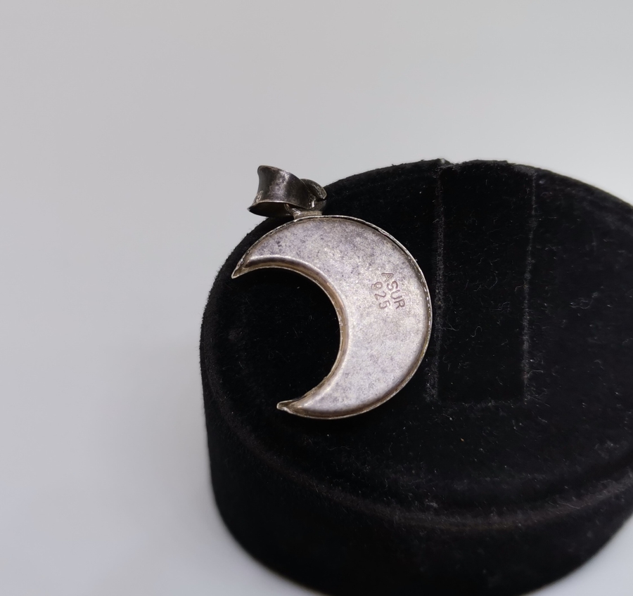 HİLAL FORMUNDA İÇİNDE DUASI İLE GÜMÜŞTEN MAMUL CEVŞEN-İ KEBİR