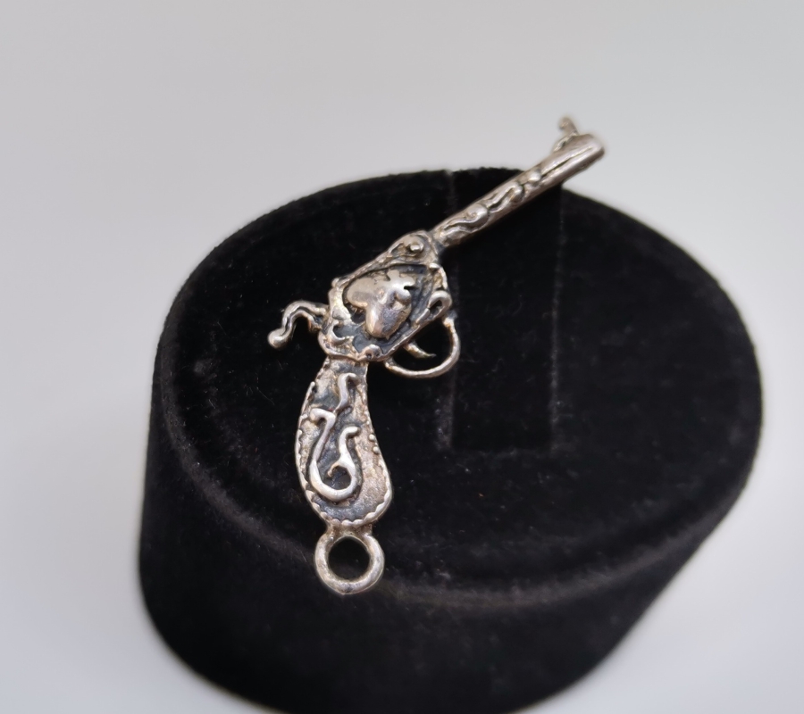 TABANCA FORMUNDA YAPILMIŞ ANTİKA GÜMÜŞ KÖSTEK SALLAMASI PARÇASI