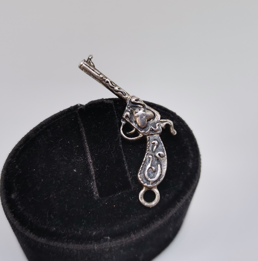 TABANCA FORMUNDA YAPILMIŞ ANTİKA GÜMÜŞ KÖSTEK SALLAMASI PARÇASI