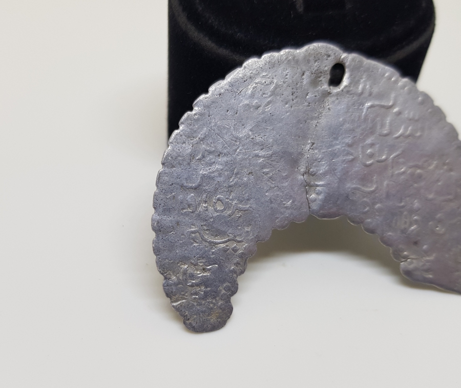 ÜZERİ AYETLERLE DEKORLU OSMANLI DÖNEMİ HİLAL FORMLU TILSIM KOLYE