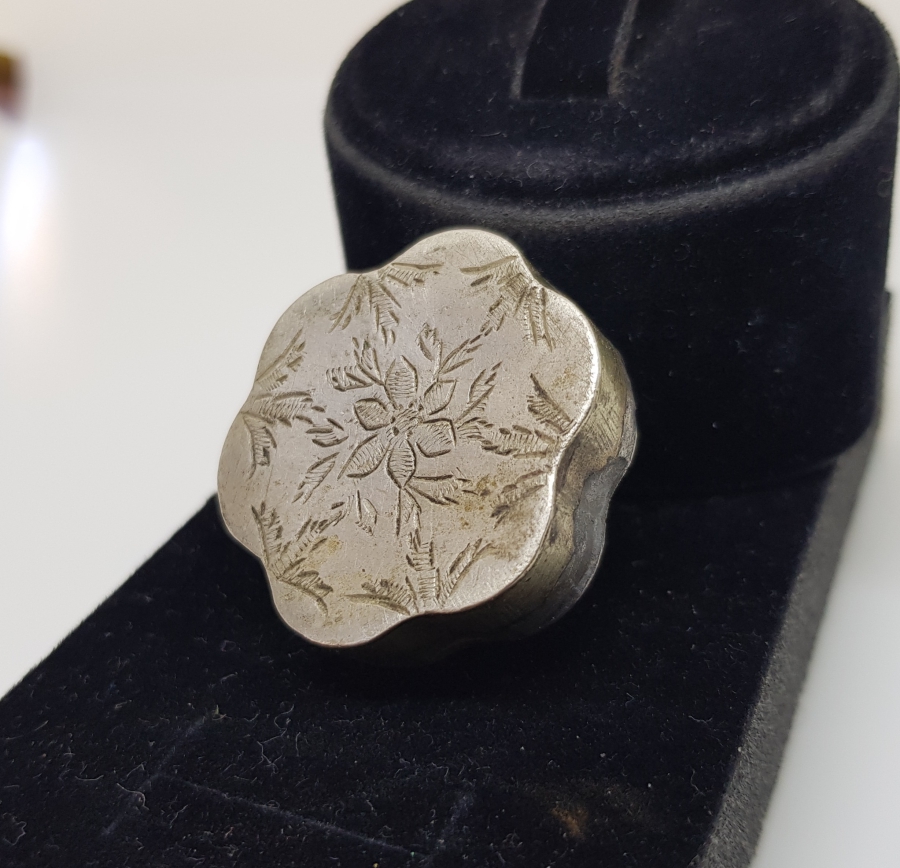 ÜZERİ KALEM İŞÇİLİKLİ OSMANLI DÖNEMİ ÇOK NADİR GÜMÜŞ EYER PAZUBENTİ