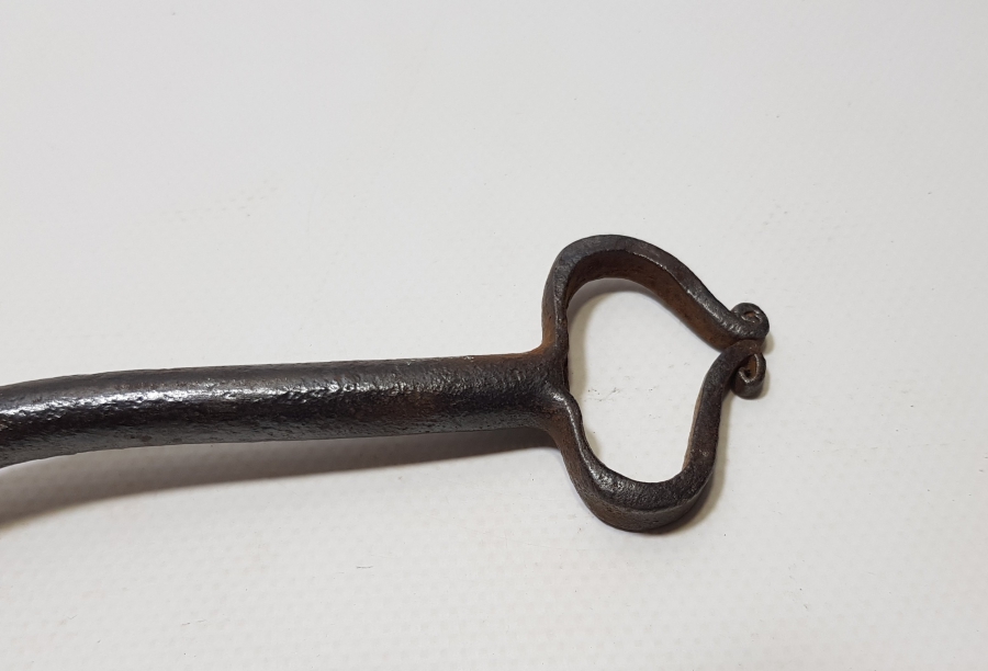 OSMANLI DÖNEMİ EL DÖVME DEMİRDEN MAMUL YILAN BAŞLI KAĞNI BOYUNDURUK DEMİRİ