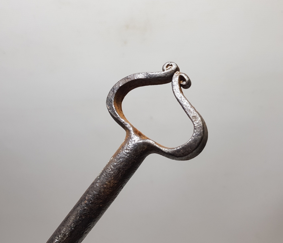 OSMANLI DÖNEMİ EL DÖVME DEMİRDEN MAMUL YILAN BAŞLI KAĞNI BOYUNDURUK DEMİRİ