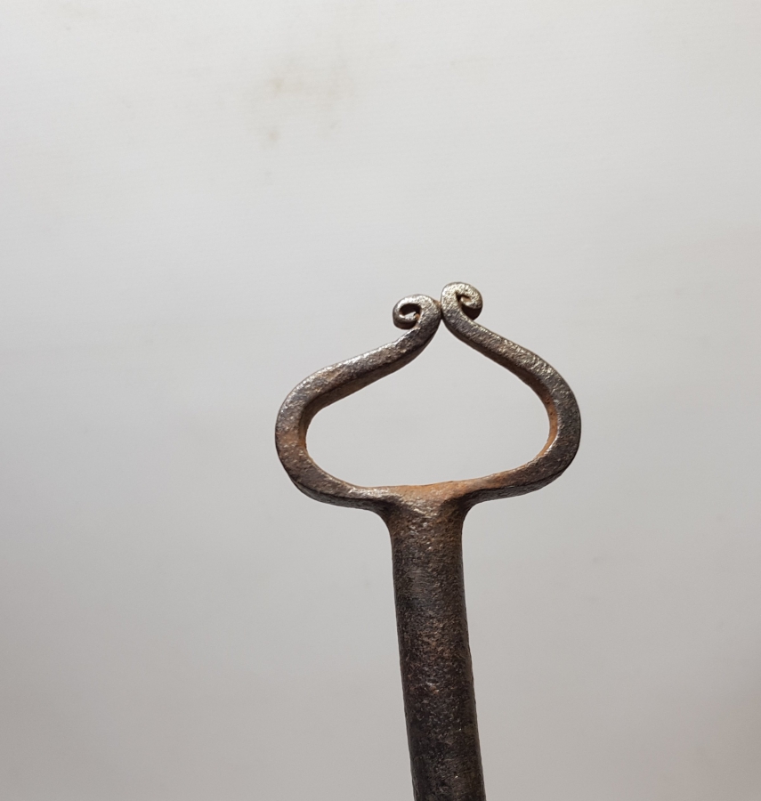 OSMANLI DÖNEMİ EL DÖVME DEMİRDEN MAMUL YILAN BAŞLI KAĞNI BOYUNDURUK DEMİRİ