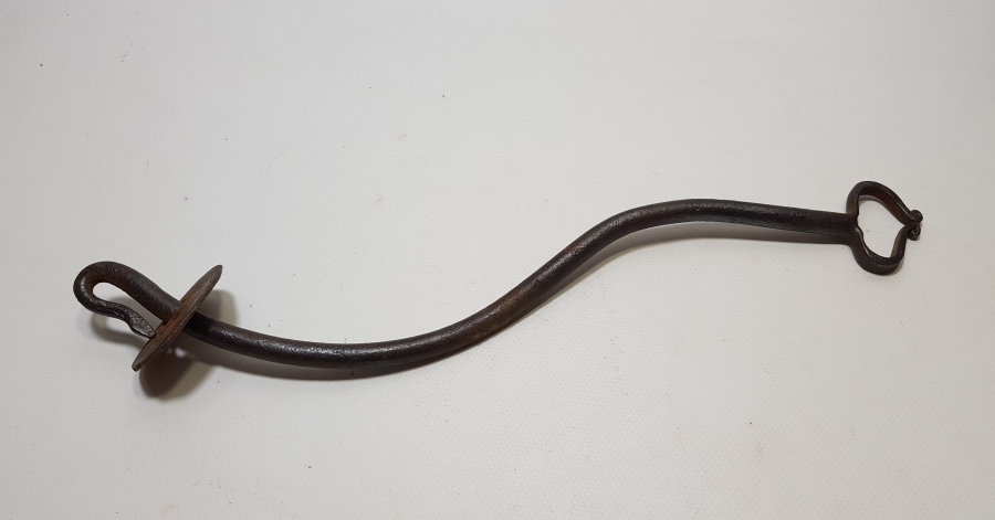 OSMANLI DÖNEMİ EL DÖVME DEMİRDEN MAMUL YILAN BAŞLI KAĞNI BOYUNDURUK DEMİRİ