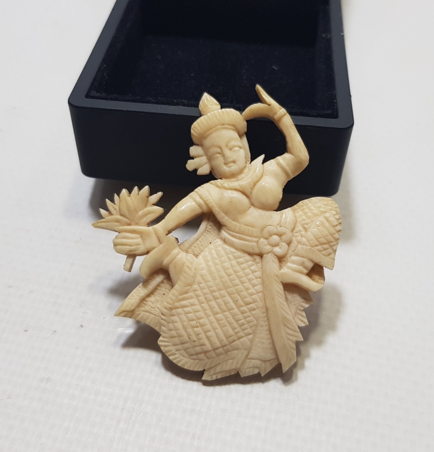 UZAK DOĞU YAPIMI EL OYMA İŞÇİLİKLİ FİL DİŞİ BROŞ