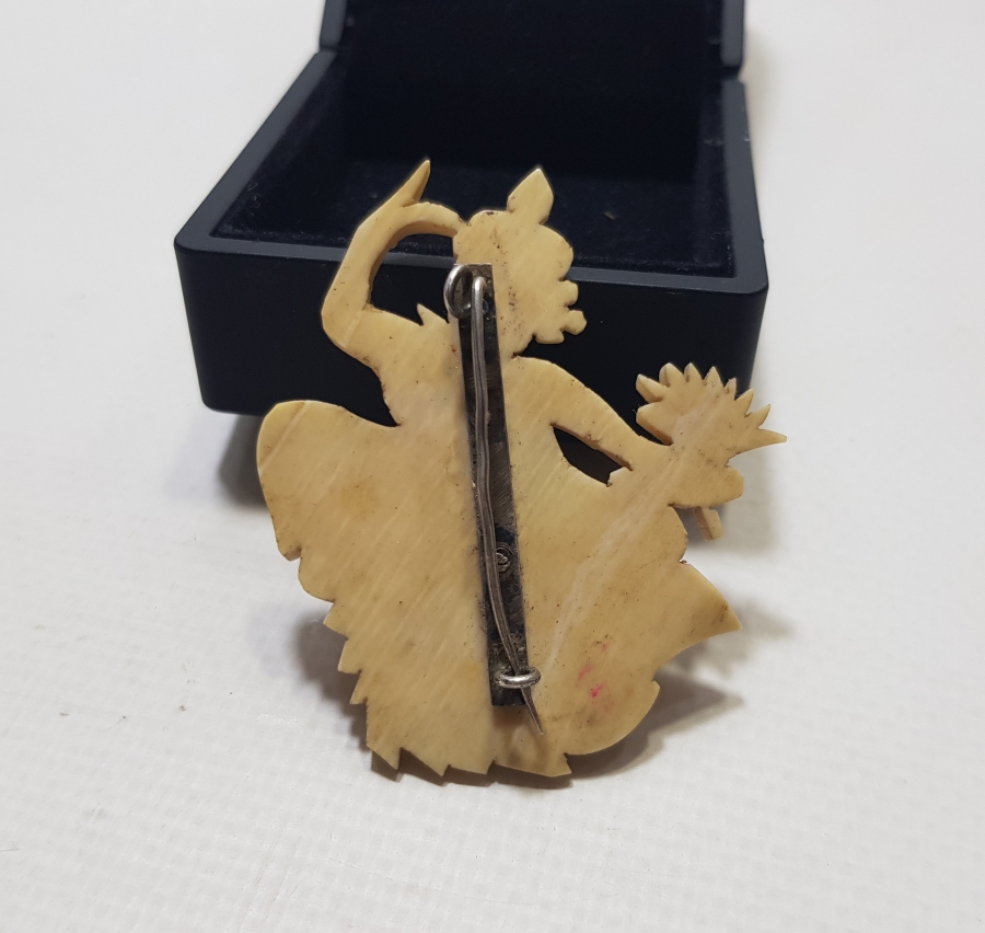 UZAK DOĞU YAPIMI EL OYMA İŞÇİLİKLİ FİL DİŞİ BROŞ