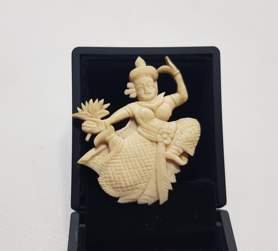 UZAK DOĞU YAPIMI EL OYMA İŞÇİLİKLİ FİL DİŞİ BROŞ