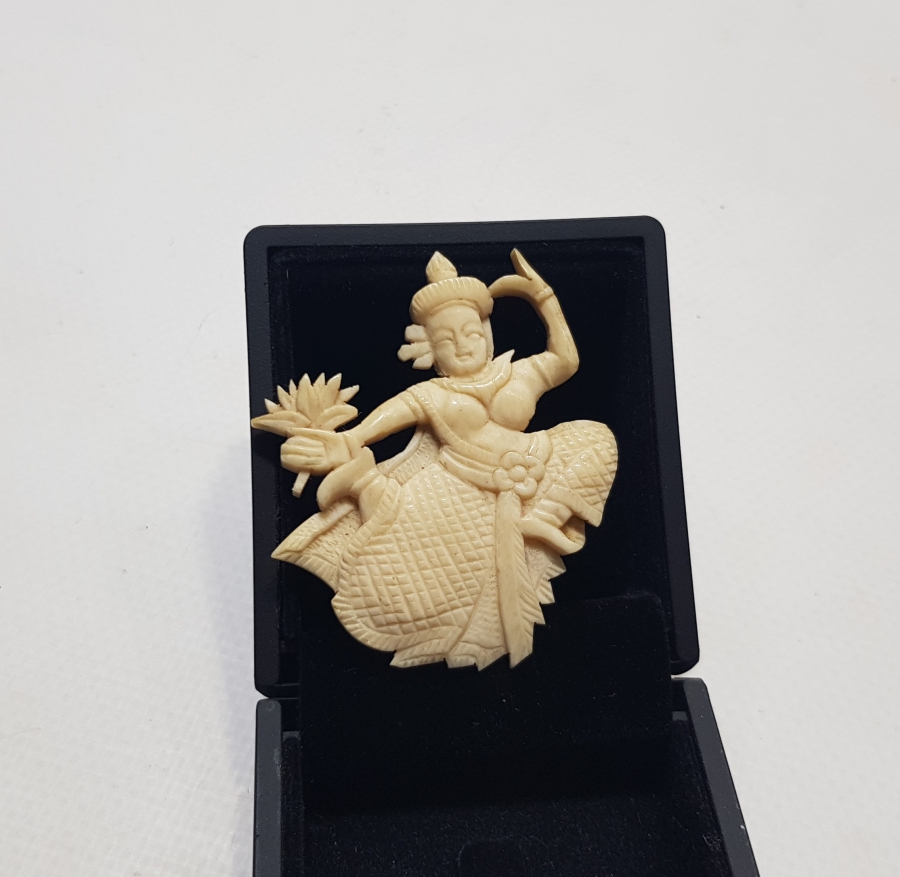 UZAK DOĞU YAPIMI EL OYMA İŞÇİLİKLİ FİL DİŞİ BROŞ