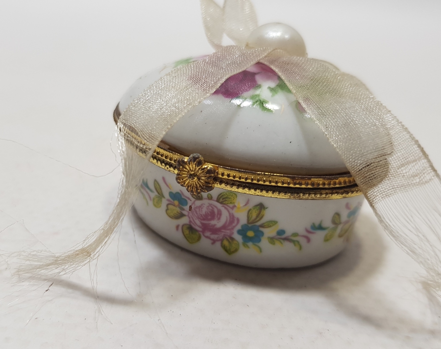 ÜZERİ İNCİLİ PORSELEN MÜCEVHER KUTUSU