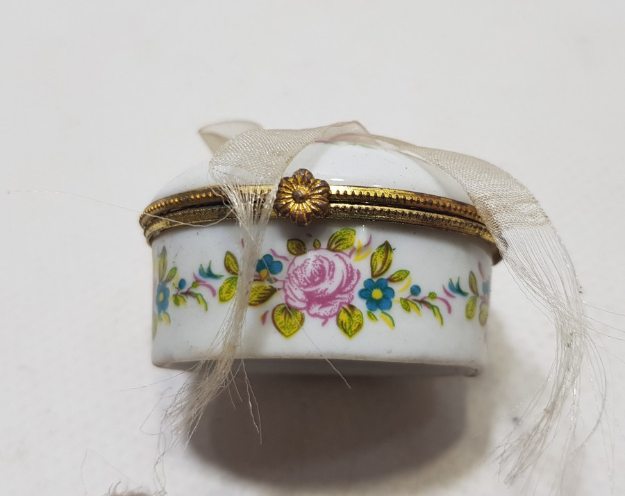 ÜZERİ İNCİLİ PORSELEN MÜCEVHER KUTUSU