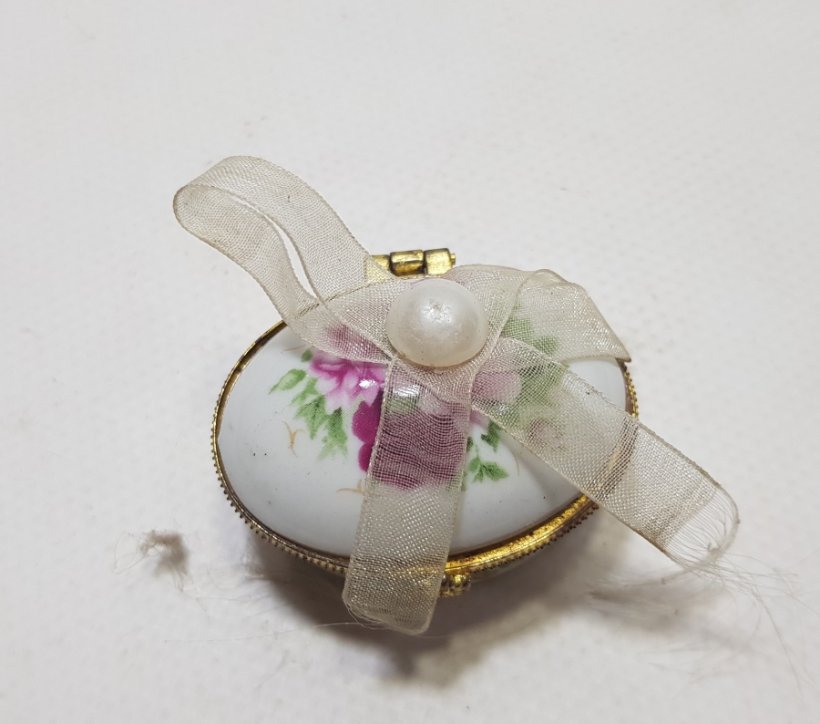 ÜZERİ İNCİLİ PORSELEN MÜCEVHER KUTUSU