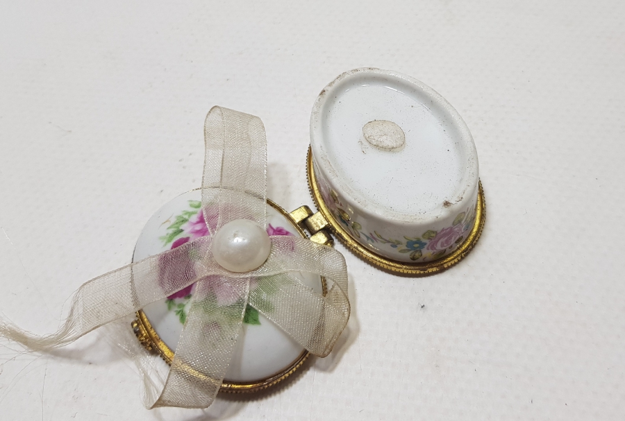 ÜZERİ İNCİLİ PORSELEN MÜCEVHER KUTUSU