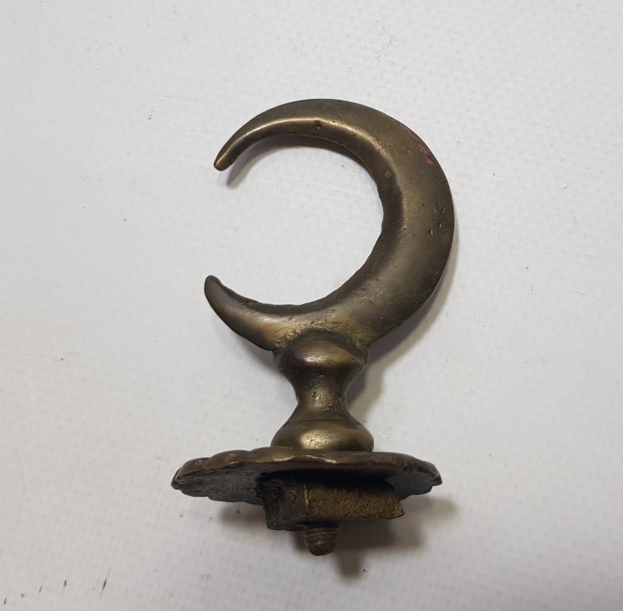 OSMANLI DÖNEMİ BRONZDAN MAMUL HİLAL FORMLU PAŞA MANGALI KAPAK TUTMACI