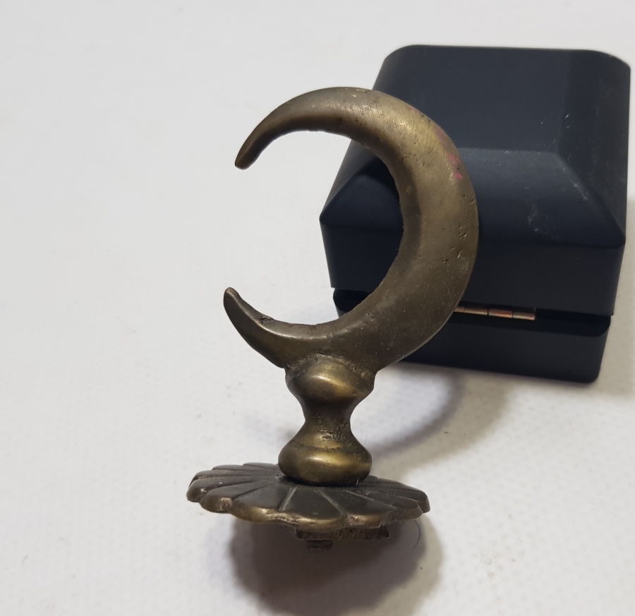 OSMANLI DÖNEMİ BRONZDAN MAMUL HİLAL FORMLU PAŞA MANGALI KAPAK TUTMACI