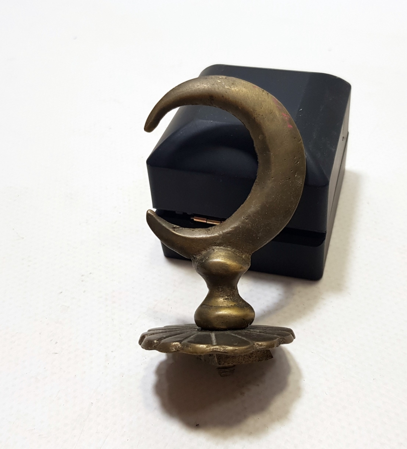 OSMANLI DÖNEMİ BRONZDAN MAMUL HİLAL FORMLU PAŞA MANGALI KAPAK TUTMACI