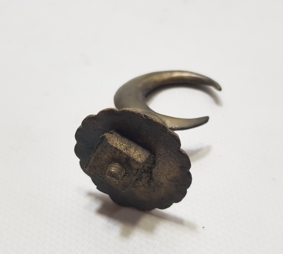 OSMANLI DÖNEMİ BRONZDAN MAMUL HİLAL FORMLU PAŞA MANGALI KAPAK TUTMACI