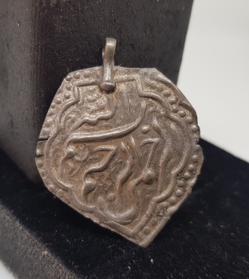 ÜZERİNDE BESMELE-İ ŞERİF YAZILI OSMANLI DÖNEMİ GÜMÜŞ KOLYE UCU