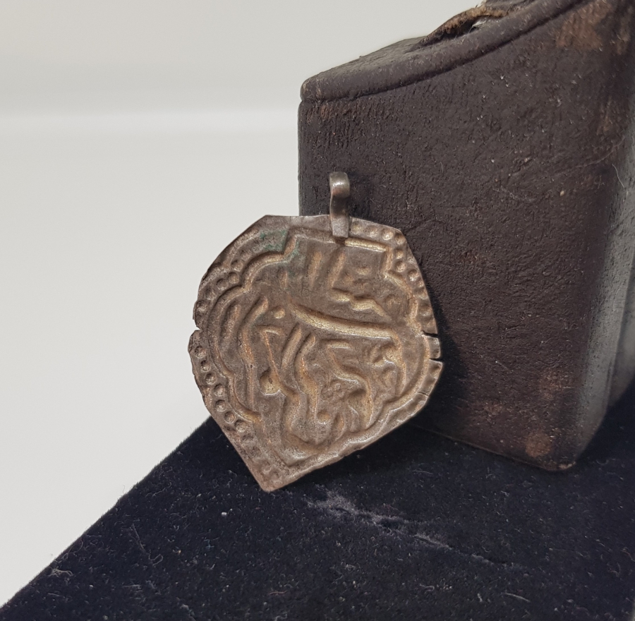 ÜZERİNDE BESMELE-İ ŞERİF YAZILI OSMANLI DÖNEMİ GÜMÜŞ KOLYE UCU