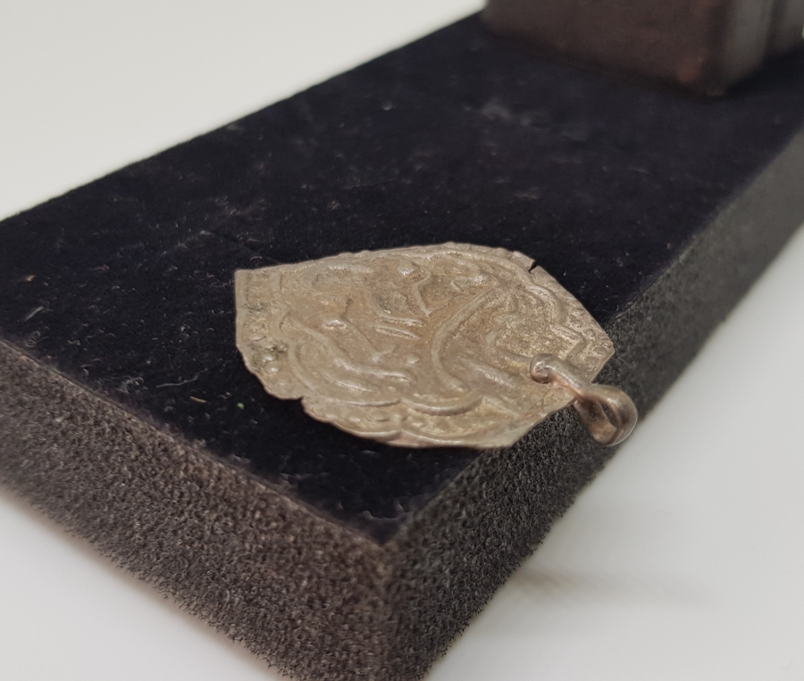 ÜZERİNDE BESMELE-İ ŞERİF YAZILI OSMANLI DÖNEMİ GÜMÜŞ KOLYE UCU