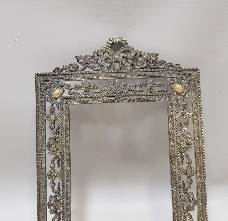 ÜZERİ KABARTMA İŞÇİLİKLİ ANTİKA FOTOĞRAF ÇERÇEVESİ