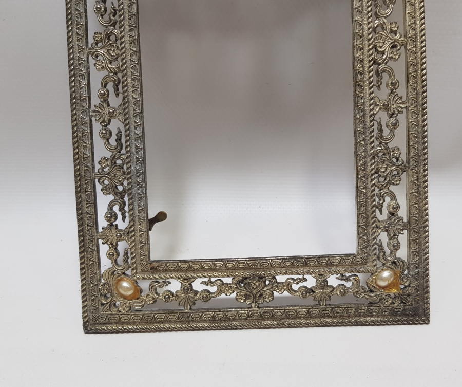 ÜZERİ KABARTMA İŞÇİLİKLİ ANTİKA FOTOĞRAF ÇERÇEVESİ