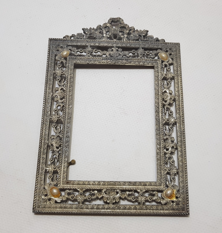 ÜZERİ KABARTMA İŞÇİLİKLİ ANTİKA FOTOĞRAF ÇERÇEVESİ