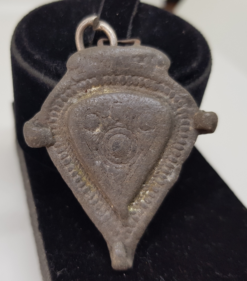 ÜZERİ İŞLEMELİ OSMANLI DÖNEMİ KURŞUN TAKI PARÇASI