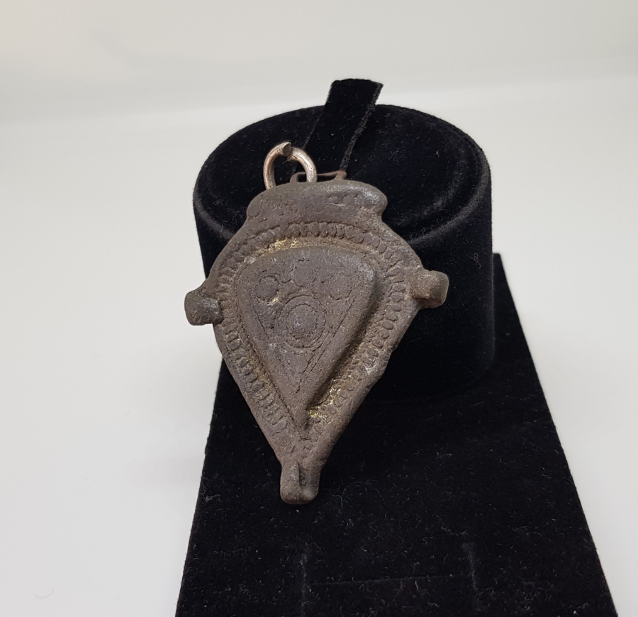 ÜZERİ İŞLEMELİ OSMANLI DÖNEMİ KURŞUN TAKI PARÇASI