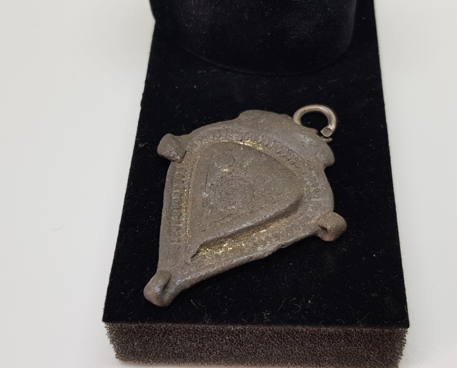 ÜZERİ İŞLEMELİ OSMANLI DÖNEMİ KURŞUN TAKI PARÇASI