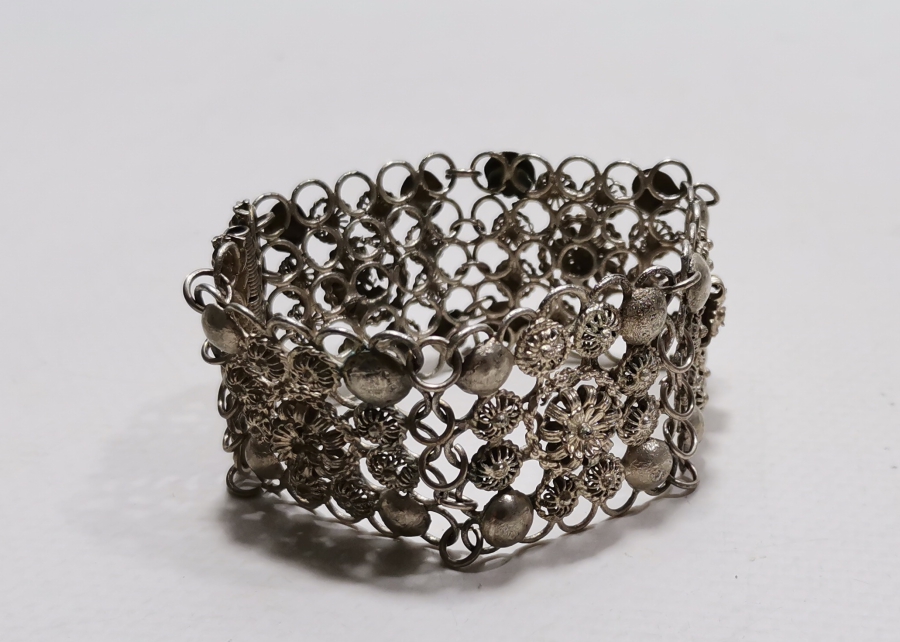 YOKLUK DÖNEMİ YAPILMIŞ GÜHERZE İŞÇİLİKLİ EL YAPIMI ANTİKA BİLEKLİK