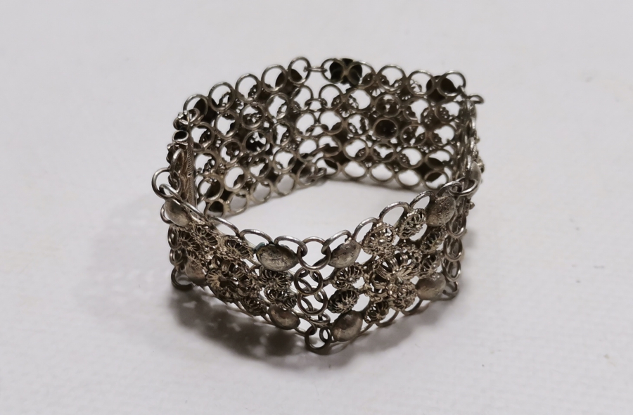 YOKLUK DÖNEMİ YAPILMIŞ GÜHERZE İŞÇİLİKLİ EL YAPIMI ANTİKA BİLEKLİK