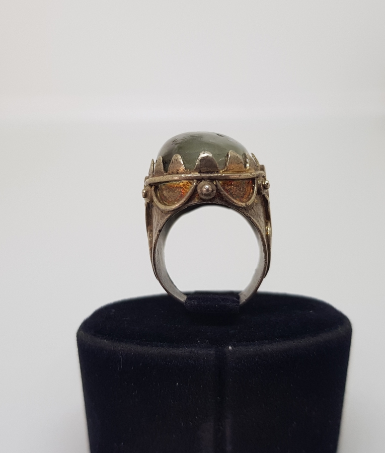 KABARTMA İŞÇİLİKLİ VE ALTIN KAPLAMA DOĞAL TAŞLI ÖZEL YAPIM GÜMÜŞ YÜZÜK