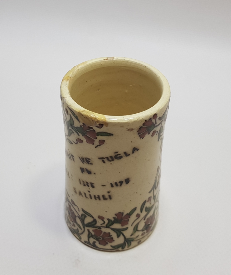 CUMHURİYET BAŞLARI KÜTAHYA YAPIMI NADİR FORMDA KARANFİLLİ KALEMLİK