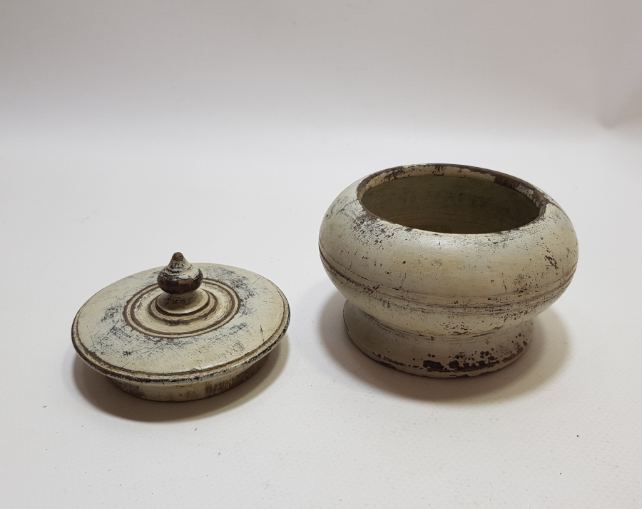 OSMANLI DÖNEMİ AHŞAPTAN MAMUL NADİR FORMDA KAPAKLI AHŞAP MAYALIK