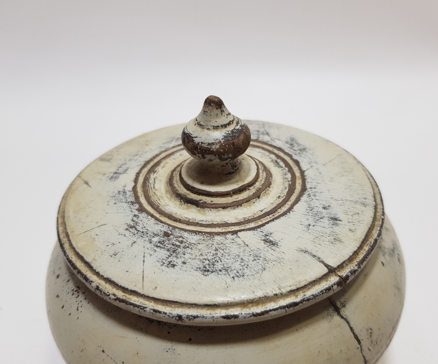 OSMANLI DÖNEMİ AHŞAPTAN MAMUL NADİR FORMDA KAPAKLI AHŞAP MAYALIK