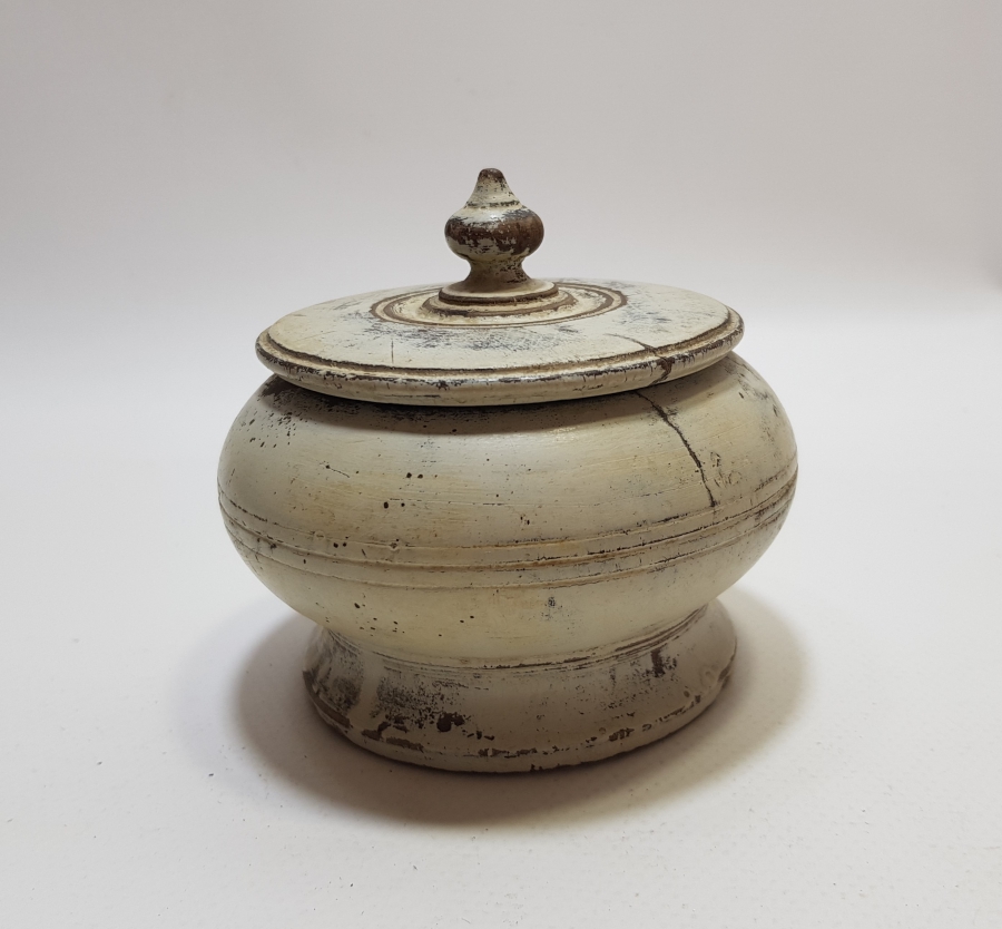 OSMANLI DÖNEMİ AHŞAPTAN MAMUL NADİR FORMDA KAPAKLI AHŞAP MAYALIK