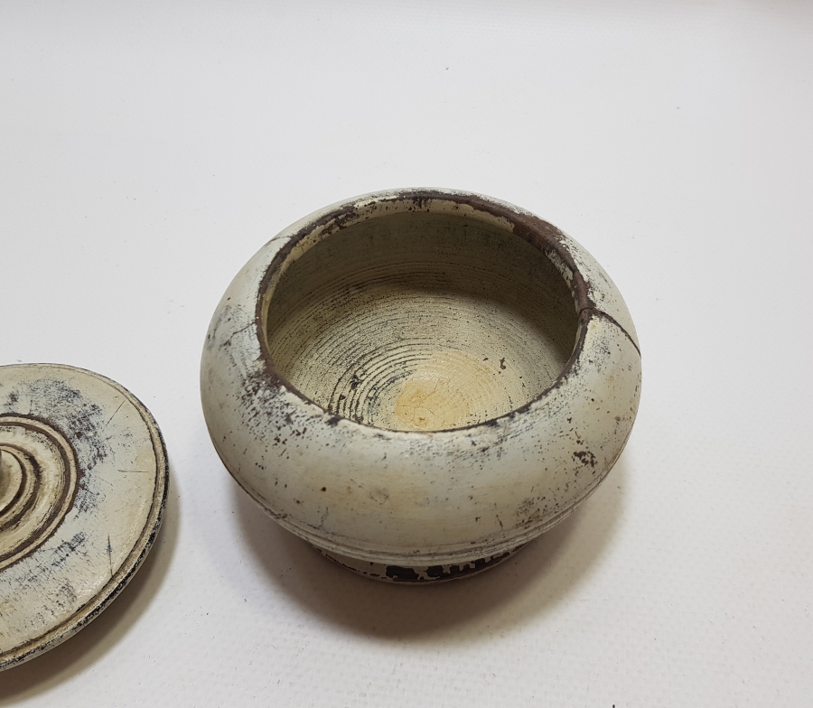 OSMANLI DÖNEMİ AHŞAPTAN MAMUL NADİR FORMDA KAPAKLI AHŞAP MAYALIK