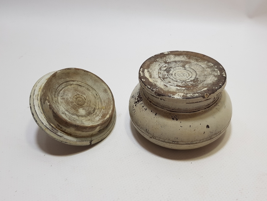 OSMANLI DÖNEMİ AHŞAPTAN MAMUL NADİR FORMDA KAPAKLI AHŞAP MAYALIK