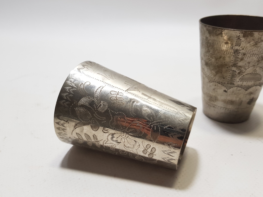 ÜZERİ ÇİNTEMANİ İŞÇİLİKLİ İKİ ADET ANTİKA ŞERBET BARDAĞI