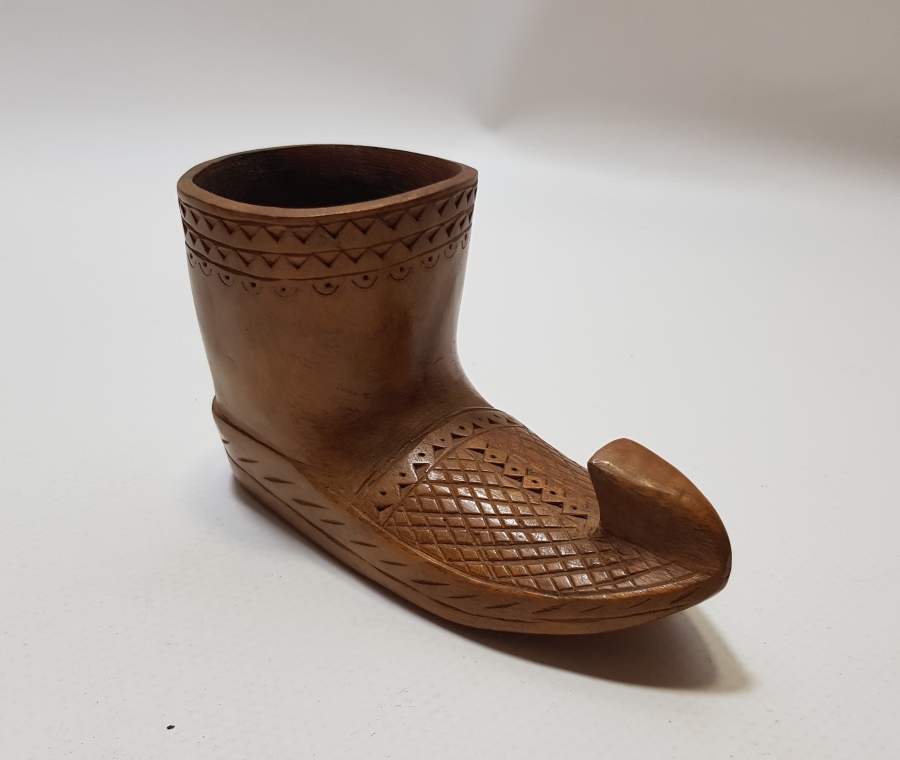 ÜZERİ İŞLEMELİ ÇARIK FORMUNDA YAPILMIŞ OSMANLI DÖNEMİ AHŞAP HOKKA