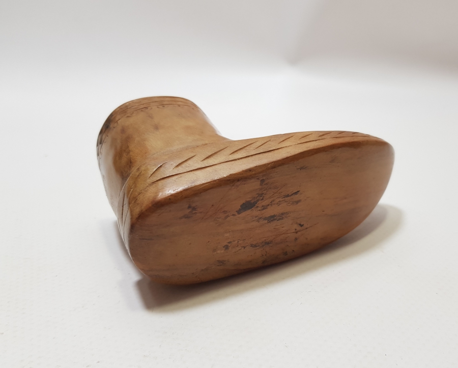 ÜZERİ İŞLEMELİ ÇARIK FORMUNDA YAPILMIŞ OSMANLI DÖNEMİ AHŞAP HOKKA