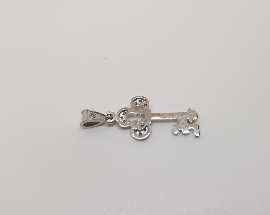 ANAHTAR FORMLU PIRLANTA TAŞLI KOLYE UCU