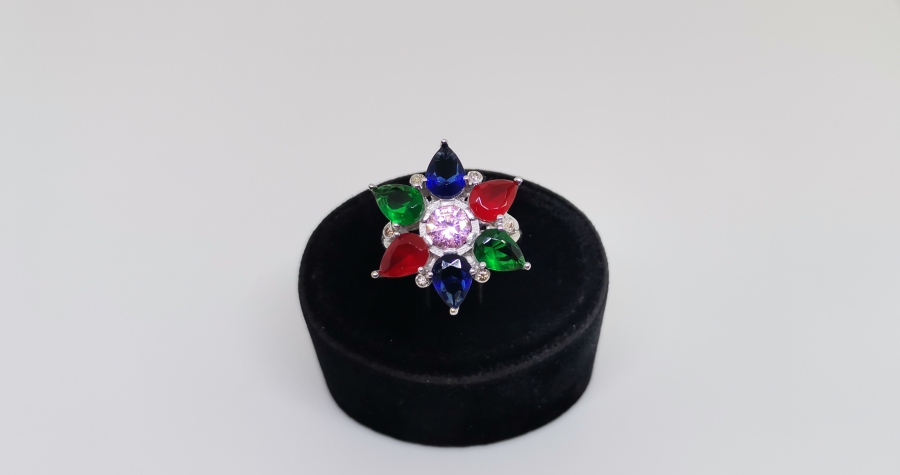 PIRLANTA VE RENKLİ TAŞLARDAN OLUŞAN YILDIZ FORMLU YÜZÜK