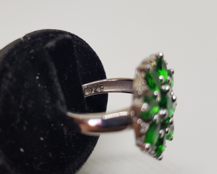 ZÜMRÜT VE PIRLANTA TAŞLI GÜNEŞ MODEL YÜZÜK