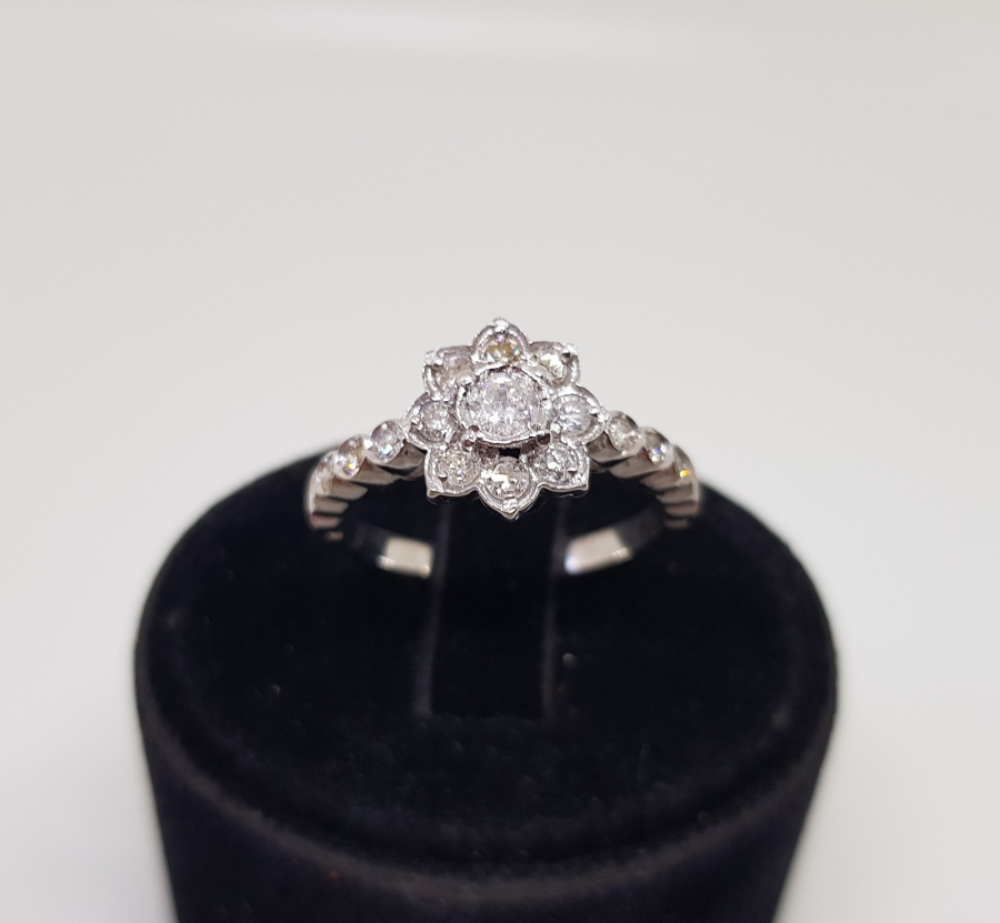 TAMTUR ÇİÇEK MODELİ PIRLANTA TAŞLI YÜZÜK