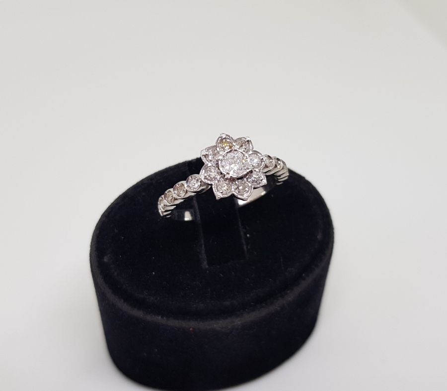 TAMTUR ÇİÇEK MODELİ PIRLANTA TAŞLI YÜZÜK