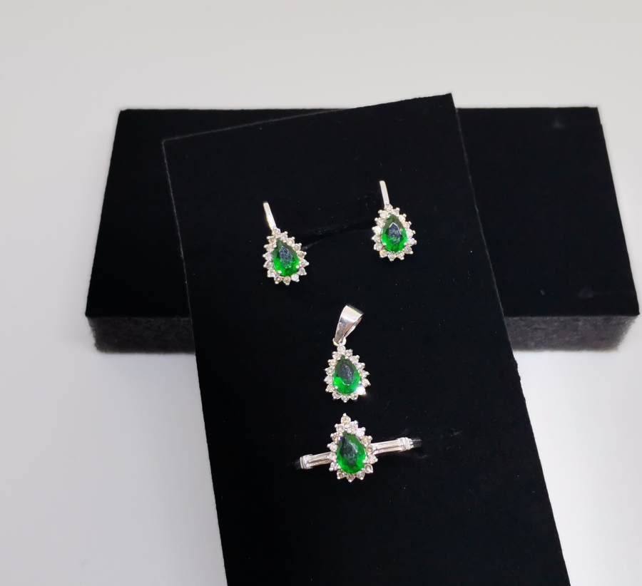 ZÜMRÜT VE PIRLANTA TAŞLI DAMLA MODELİ KOLYE KÜPE YÜZÜK TAKIMI